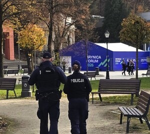 patrol Policji dba o bezpieczeństwo w rejonie, w którym odbywa się forum