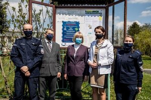 policjanci wraz z reprezentacją urzędu marszałkowskiego z plakatami akcji