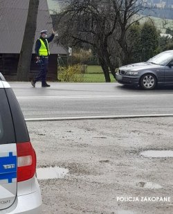 policjant ruchu drogowego prowadzący kontrole pojazdu