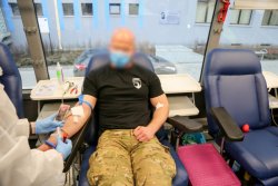 funkcjonariusz oddaje krew