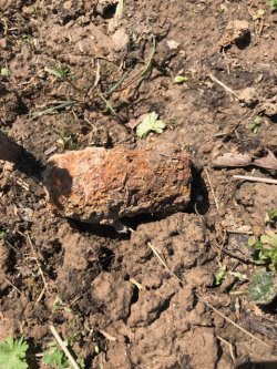 zabezpieczony niewybuch w ziemi