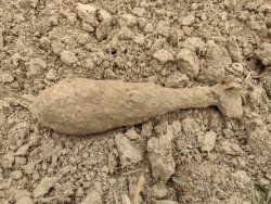 zabezpieczony niewybuch w ziemi