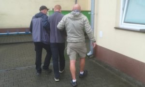 Zatrzymany prowadzony przez wielickich kryminalnych do budynku KPP Wieliczka