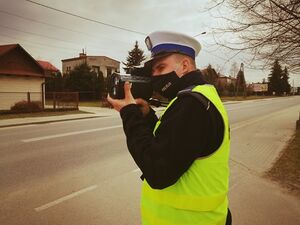 policjant dokonuje pomiaru prędkości