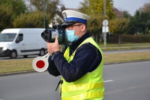 policjant z laserowym miernikiem prędkości
