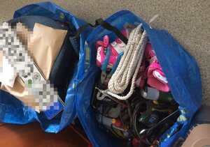 dwie reklamówki wypełnione różnego rodzaju przedmiotami typu narzędzia, tablica rejestracyjna, lina, rolki- zabezpieczonymi od zatrzymanego