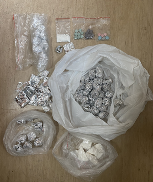 Ujawnione i zabezpieczone narkotyki poporcjowane w aluminiowych zawiniątkach i woreczkach foliowych.