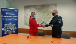 Komendant Powiatowy i prezes Podhalańskiej Grupy podają sobie dłonie