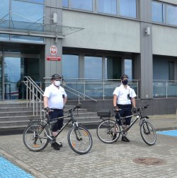 rowerowy patrol policji, penetrujący rejon służbowy pod kątem ładu i porządku publicznego