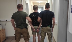 podejrzany doprowadzany na przesłuchanie