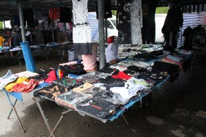 odzież na stoisku handlowym