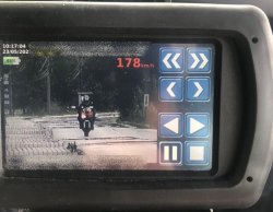 zdjęcie ręcznego miernika prędkości na który jest obraz motocyklisty i wyświetlona jest lewym górnym roku jego prędkość 178 km na godzinę