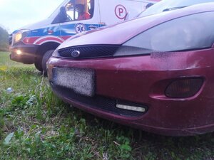 Zderzak przedni Forda Focus. W tle karetka pogotowia ratunkowego