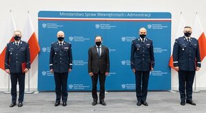 minister mswia z powołanymi na nowe stanowiska komendantami