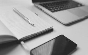 laptop i notatnik na biurku