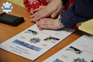 dziewczynka odciska swoją dłoń na pamiątkowym dyplomie