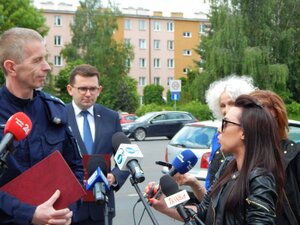 naczelnik ruchu drogowego KWP w Krakowie i Wojewoda Małopolski podczas wywiadu udzielanego zgromadzonym dziennikarzom