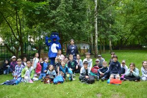 Dzieci wraz z maskotką małopolskiej Policji „Inspektorem Wawelkiem”  z upominkami z okazji „Dnia Dziecka”