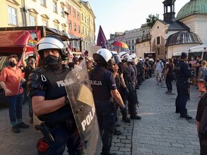 policjanci w Rynku Głównym podczas zabezpieczenia zgromadzenia publicznego