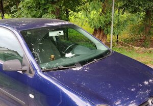 samochód VW Polo z puszką piwa w uchwycie