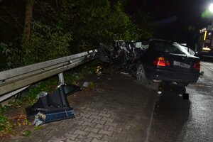 uszkodzony samochód osobowy, który uderzył w barierkę