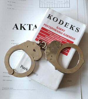 kodeks i położone na nim kajdanki