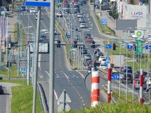 Perspektywa drogi dwujezdniowej („Zakopianki”). Na jednym z kierunków widać duże natężenie ruchu pojazdów, podczas gdy na kierunku przeciwnym ruch jest znikomy.