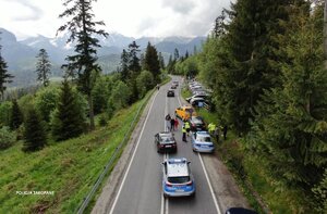 Ruch drogowy holuje pojazd