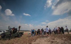 Samochód terenowy wojska obok tłum patrzy na pompowanie balona na pustyni