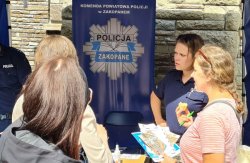 Zakopane. Policjantki przy namiocie prewencji