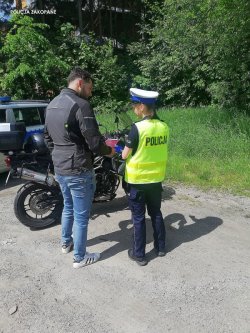 Motocyklista rozmawia z policjantką