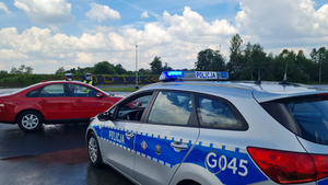 radiowóz stoi na torze