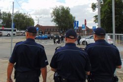 policjanci podczas zabezpieczenia uroczystości na terenie Muzeum od strony ulicy  Leszczyńskiej