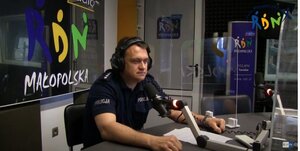 aspirant sztabowy Paweł Klimek w studiu radiowym