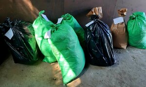 kilka worków z tytoniem