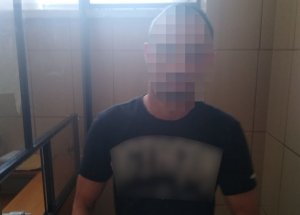 zdjęcie sprawcy kradzieży relikwii. Mężczyzna stoi przodem do zdjęcia jest ubrany w czarną koszulkę