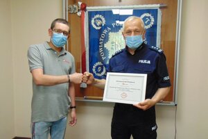 wręczenie tytułu Pozytywne Miejsce  Paweł Wodniak  insp Robert Chowaniec