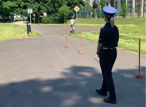 policjanci prowadzący egzaminy na kartę rowerową