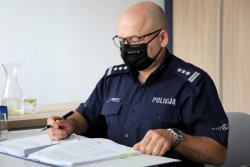 Inspektor Rafał Leśniak podpisuje umowę
