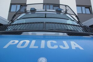 Policyjny radiowóz frontem, na masce napis Policja