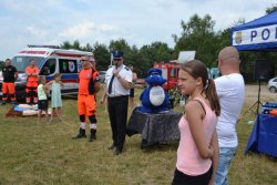 policjanci podczas festynu