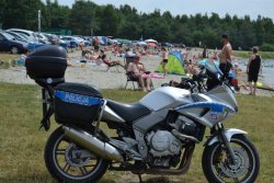 policjanci podczas festynu