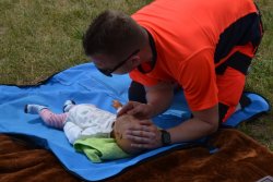 policjanci podczas festynu