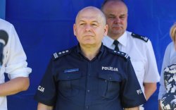 Zastępca Komendanta Wojewódzkiego pod namiotem służb