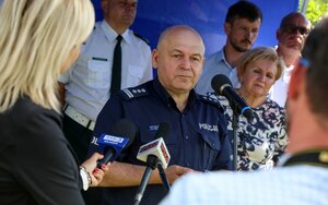 Zastępca Komendanta Wojewódzkiego przemawia do mikrofonu. Drugie ujęcie