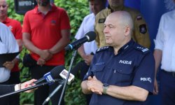 Zastępca Komendanta Wojewódzkiego przemawia do mikrofonu