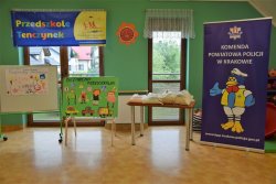 baner KPP w Krakowie oraz rysunki przedstawiające tematykę akcji BEZPIECZNY PRZEDSZKOLAK
