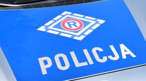 przód radiowozu z logo wydziału ruchu drogowego i napisem Policja