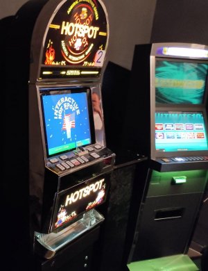 Zdjęcie przedstawiające dwa nielegalne automaty do gier losowych