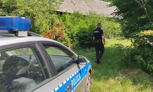 dzielnicowy na posesji osoby samotnej